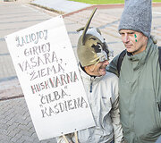 Teatralizuota protesto akcija prie&scaron; medžių kirtimą giriose.