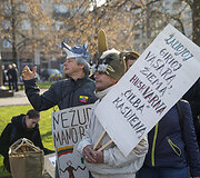 Teatralizuota protesto akcija prie&scaron; medžių kirtimą giriose