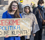 Teatralizuota protesto akcija prie&scaron; medžių kirtimą giriose