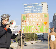 Teatralizuota protesto akcija prie&scaron; medžių kirtimą giriose