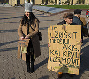 Teatralizuota protesto akcija prie&scaron; medžių kirtimą giriose