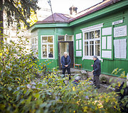 Ant namo kuriame gyveno aktorė Kazimiera Kymantaitė atidengtas atminimo ženklas