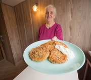 Močiutė Biruta su anūku Romu kartu gamina skaniausius patiekalus