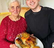 Močiutė Biruta su anūku Romu kartu gamina skaniausius patiekalus