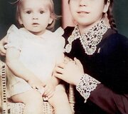 Jovita Sakalauskaitė (kairėje) su seserimi Sigita Urboniene