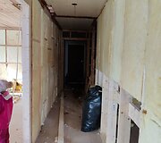 Loreta kartu su vyru atnaujino namus &ndash; koridorius prie&scaron; renovaciją