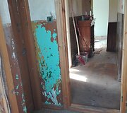 Naujosios Akmenės rajone pora atnaujina namus: prie&scaron; remontą