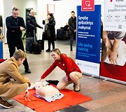 Valentino dieną Vilniaus ir Kauno oro uostuose kvietė i&scaron;mokti naudotis automatiniais defibriliatoriais