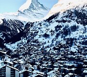 Populiariausias slidinėjimo kurortas Zermatt. Matterhorn kalnas, kuris yra ant &bdquo;Toblerone&ldquo; &scaron;okolado