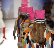 Milano mados savaitė: rožinės protesto kepuraitės &ndash; naujausioje &bdquo;Missoni&ldquo; kolekcijoje