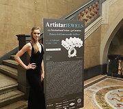 Juvelyrė Ernesta Statkutė ir jos papuo&scaron;alai juvelyrikos darbų pristatyme Artistar Jewels 2018