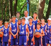 &bdquo;Samsung kartos&ldquo; jaunieji krep&scaron;ininkai treniravosi su Lietuvos nacionaline vyrų rinktine. Su rinktinės žaidėju Renaldu Seibučiu.