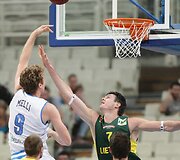 Lietuvos krep&scaron;inio rinktinė kovoja su Italijos komanda: Darju&scaron;as Lavrinovičius ir  Nicolo Melli