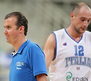 Lietuvos krep&scaron;inio rinktinė kovoja su Italijos komanda: treneriscoach: Simone Pianigiani ir žaidėjas Marko Cusinas