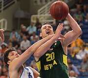Lietuvos krep&scaron;inio rinktinė kovoja su Italijos komanda: Donatas Motiejūnas