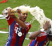 Miuncheno &bdquo;Bayern&ldquo; klubo žaidėjai ir treneriai  &scaron;venčia pergalę Bundeslygos čempionate