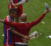 Miuncheno &bdquo;Bayern&ldquo; klubo žaidėjai ir treneriai  &scaron;venčia pergalę Bundeslygos čempionate