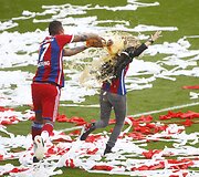 Miuncheno &bdquo;Bayern&ldquo; klubo žaidėjai ir treneriai  &scaron;venčia pergalę Bundeslygos čempionate