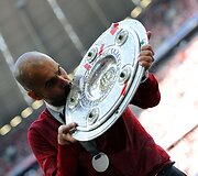 Miuncheno &bdquo;Bayern&ldquo; klubo žaidėjai ir treneriai  &scaron;venčia pergalę Bundeslygos čempionate