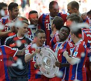 Miuncheno &bdquo;Bayern&ldquo; klubo žaidėjai ir treneriai  &scaron;venčia pergalę Bundeslygos čempionate