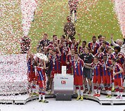 Miuncheno &bdquo;Bayern&ldquo; klubo žaidėjai ir treneriai  &scaron;venčia pergalę Bundeslygos čempionate