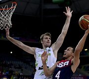 JAV žaidėjas Stephenas Curry prie&scaron; slovėną  Zoraną Dragičių
