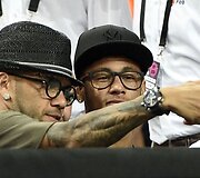Brazilų futbolininkai  Dani Alvesas ir Neymaras