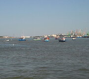 Į jūrą nuleisti vainikai negrįžusiems jūrininkams ir nuskendusiems laivams