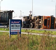 Pakeliui į Klaipėdos uostą apvirto metalo laužą vežęs sunkvežimis