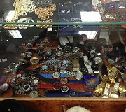 Dvi parduotuvės Klaipėdoje įtariamos klastočių prekyba
