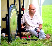 &bdquo;Varom 2013&ldquo; / Vyrenijus Andrijauskas / Joga su gongais / Festivalio organizatorių nuotr.