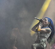 &bdquo;Arch Enemy&ldquo; pasirodymas / Sunkosios muzikos festivalis &bdquo;Velnio akmuo 2014&ldquo; / Pauliaus Krampo nuotr.