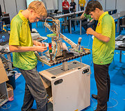 Profesinio meistri&scaron;kumo konkursas &bdquo;EuroSkills&ldquo; / Lukas Bieliauskas ir Dmitrij Novikov / G.Dervinio archyvo nuotr.