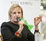 &Scaron;iuolaikinių lietuvių autorių dienos / Rūta Vanagaitė rekomenduoja: kremas sielai &bdquo;Ne bobų vasaros spinduliai&ldquo; (SPF 40) / Renginio org. nuotr.