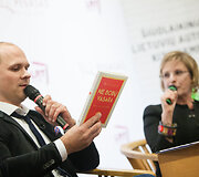 &Scaron;iuolaikinių lietuvių autorių dienos / Rūta Vanagaitė rekomenduoja: kremas sielai &bdquo;Ne bobų vasaros spinduliai&ldquo; (SPF 40) / Renginio org. nuotr.