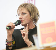 &Scaron;iuolaikinių lietuvių autorių dienos / Rūta Vanagaitė rekomenduoja: kremas sielai &bdquo;Ne bobų vasaros spinduliai&ldquo; (SPF 40) / Renginio org. nuotr.