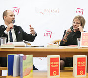 &Scaron;iuolaikinių lietuvių autorių dienos / Rūta Vanagaitė rekomenduoja: kremas sielai &bdquo;Ne bobų vasaros spinduliai&ldquo; (SPF 40) / Renginio org. nuotr.