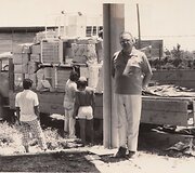 A. Bendoraitis su iš Europos atkeliavusia humanitarine pagalba/ i&scaron; asmeninio A. Bendoraičio archyvo