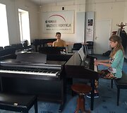 Yamaha muzikos mokyklos nuotrauka.