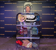 &bdquo;Mandarina Duck&ldquo; atidarymo akimirka