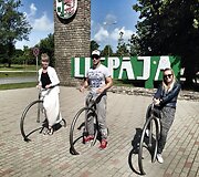 Baiba Skurstene-Serdiukė su vyru Mykolu ir bičiule