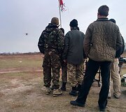 Valdyti bepiločius lėktuvus kariai mokosi Kijevo pakra&scaron;tyje.