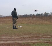 Valdyti bepiločius lėktuvus kariai mokosi Kijevo pakra&scaron;tyje.