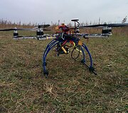 Valdyti bepiločius lėktuvus kariai mokosi Kijevo pakra&scaron;tyje.