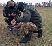 Valdyti bepiločius lėktuvus kariai mokosi Kijevo pakra&scaron;tyje.