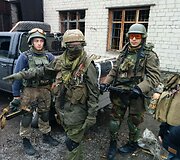 Tankistų bazė Peskuose. Jana &ndash; antra kairėje, su kauke.