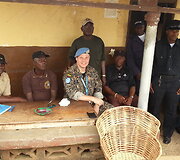 VST kapitonas M.Tara&scaron;kevičius moko Liberijos policijos pareigūnus.