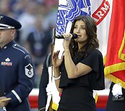 Amerikiečių dainininkė ir aktorė Idina Menzel atlieka JAV himną
