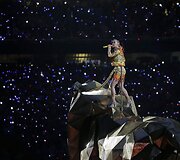 Per rungtynių pertrauką koncertavo dainininkė Katy Perry