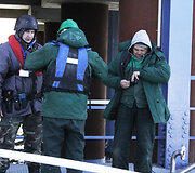 VST pareigūnas tikrina SGD terminalo darbuotojų dokumentus